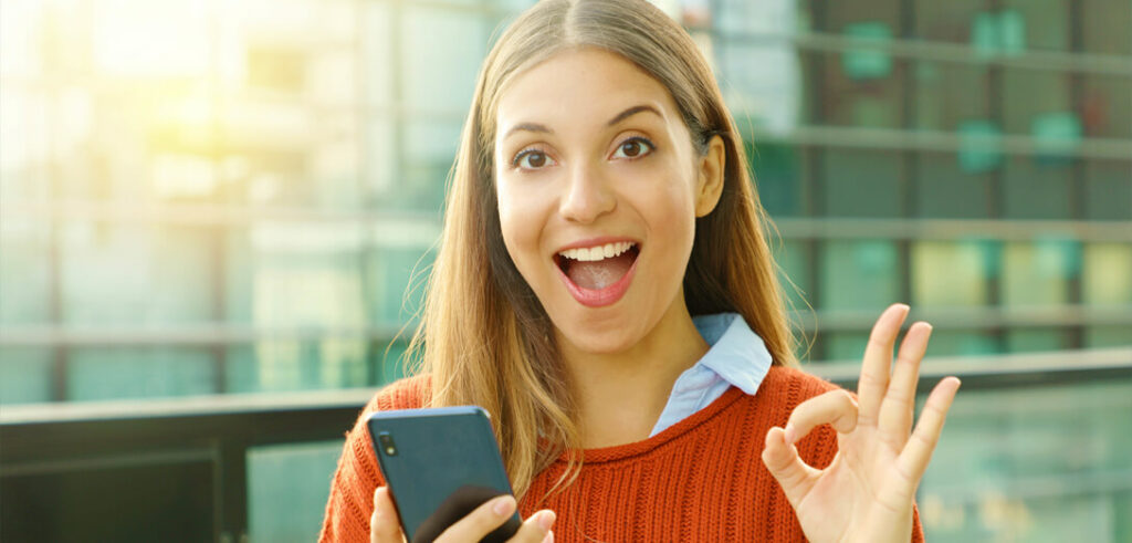 frau zufrieden smartphone